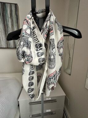 LUZIA cirque Du Soleil Skull Print Scarf